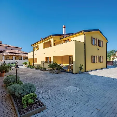 Three-bedroom Holiday In Bašanija