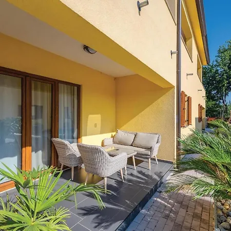 Three-bedroom Holiday In Bašanija