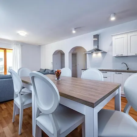 Casa de Férias Three-bedroom Holiday In Bašanija