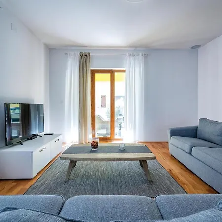 Three-bedroom Holiday In * Bašanija